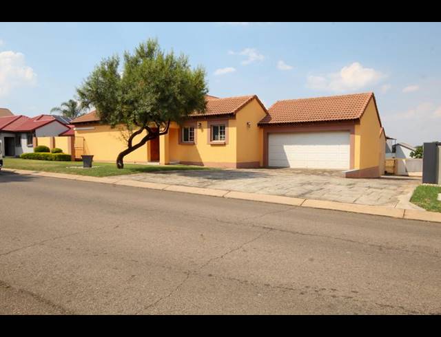 3 BEDROOM HOUSE FOR SALE IN THATCHFIELD